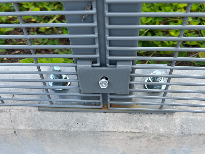 Designmaster fence system with locking brackets